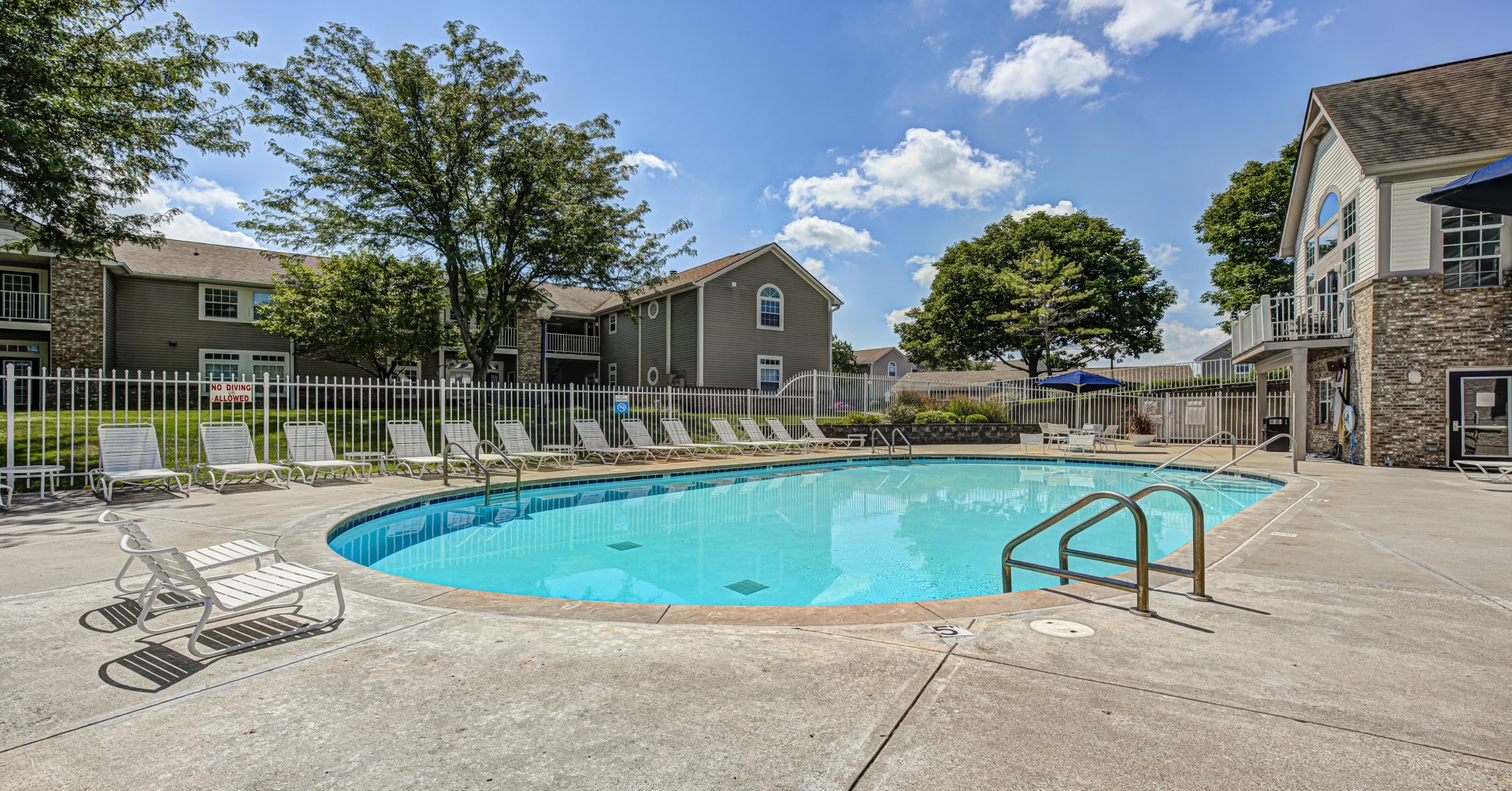 Bayshore apartments Pool